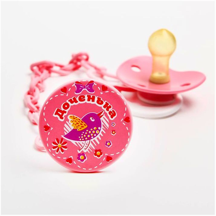 Картинка Пустышка латексная классическая с кольцом «Доченька», на цепочке с прищепкой, от 0 - 3 мес. (№1476837) от магазина Мир детей Товары для Новорожденных