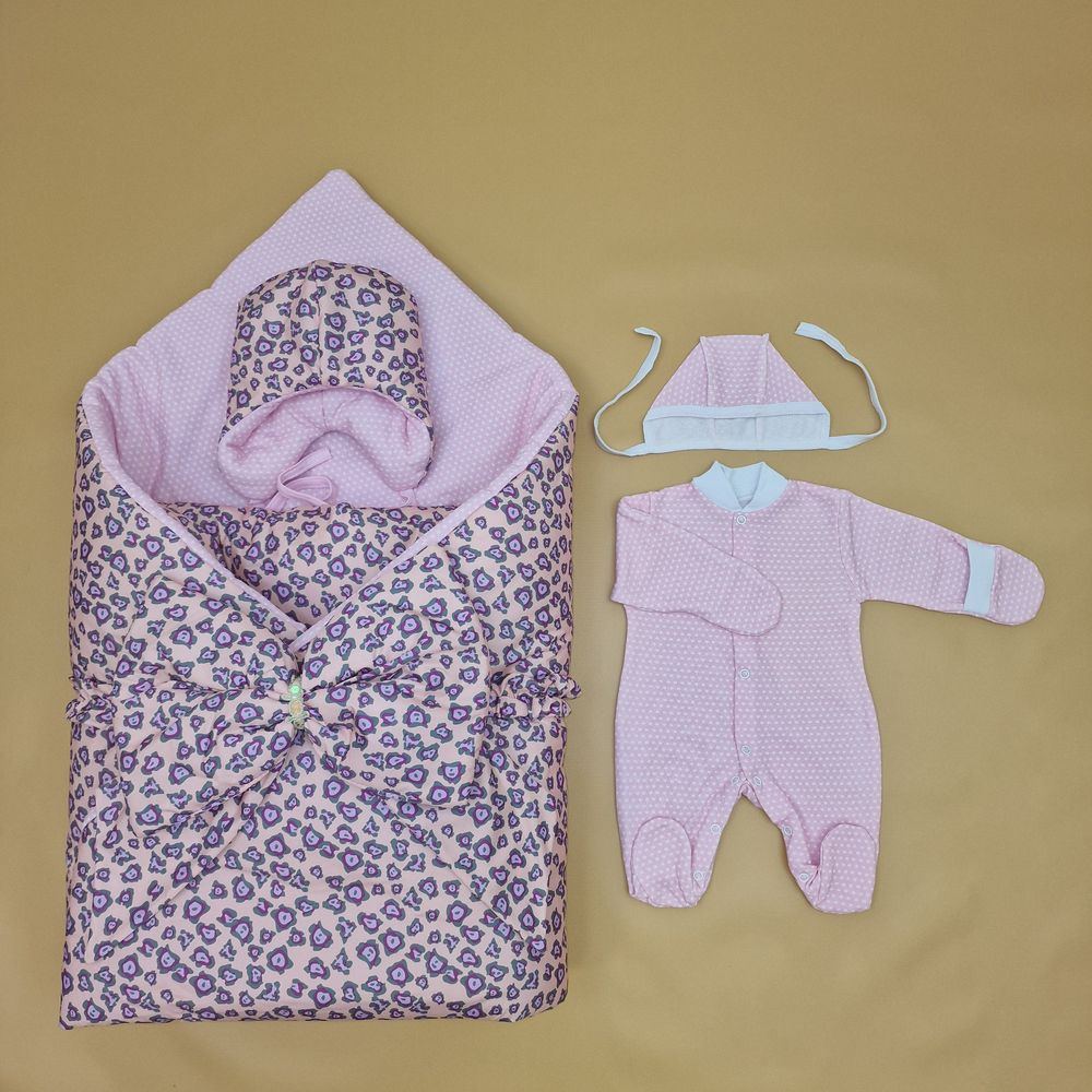 Комплект на выписку 5 пр: одеяло+комбинезон+шапочка+чепчик+бант артикул анонс 1892д-2-2_к_48