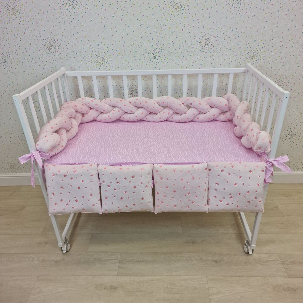 Картинка Бортик - "Коса 3х" + 4 подушки по всему периметру кроватки (плюш/бязь + синтепух/синтепон) (№992в) цвета в ассортименте от магазина Мир детей Товары для Новорожденных