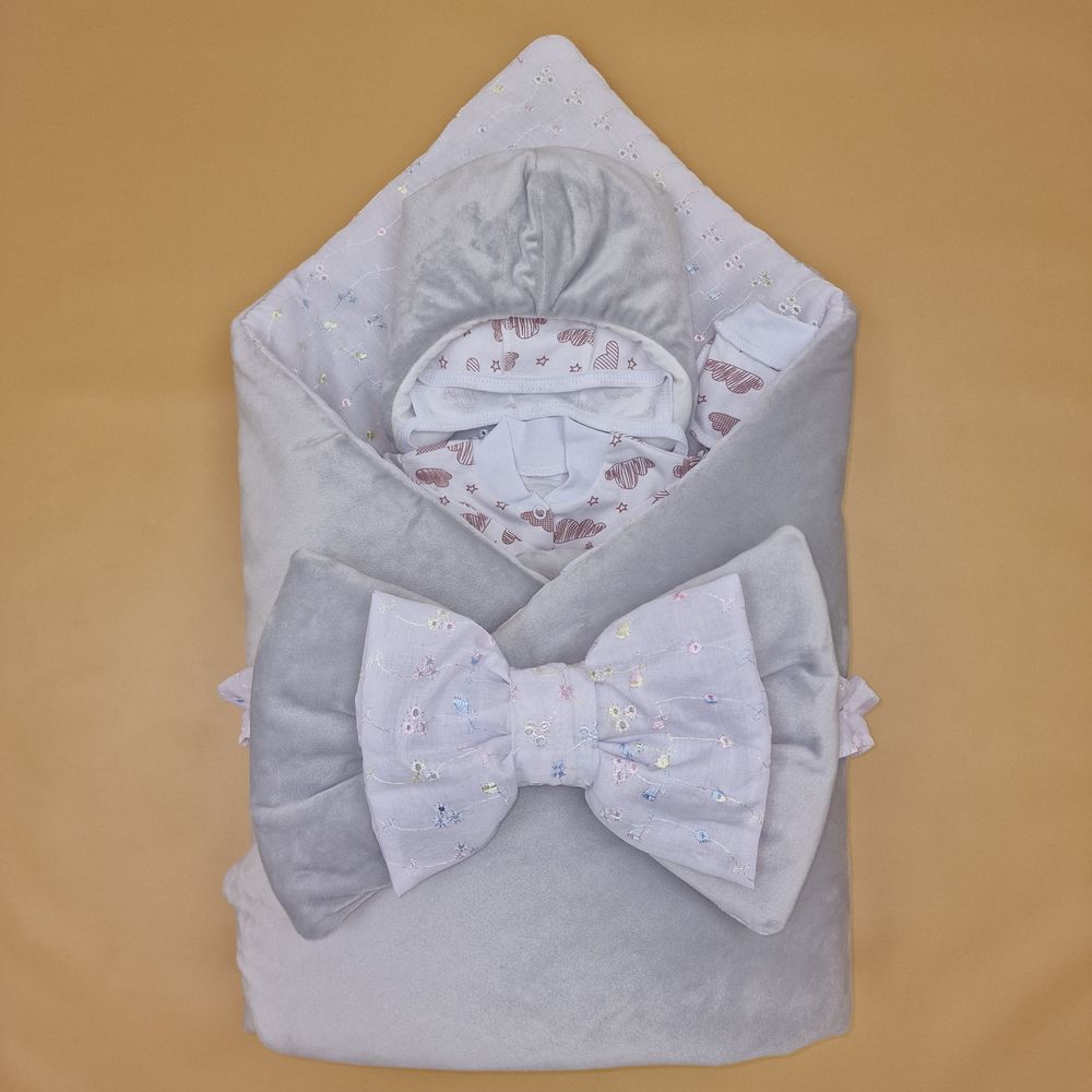 Комплект на выписку 6 пр: одеяло+комбинезон+шапочка+чепчик+рукавички+бант артикул анонс 1886в-1-1_о_09