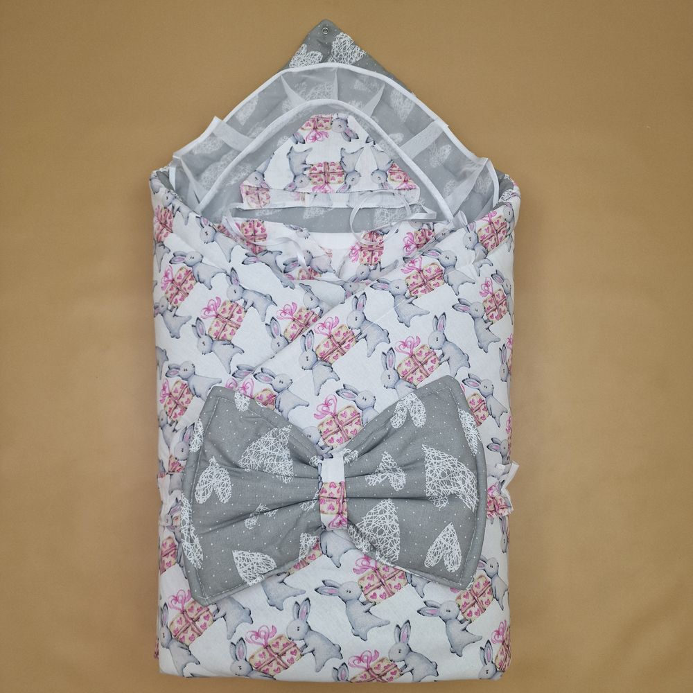 Комплект на выписку 5 пр: одеяло+уголок+пеленка+распашонка+чепчик+бант-подушка артикул анонс 1890б-0-1_к_15