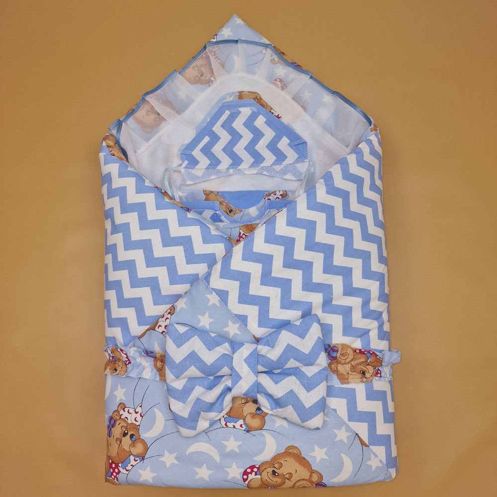 Комплект на выписку 12 пр: одеяло+пододеяльник+уголок+2 пеленки+3 распашонки+3 чепчика+бант артикул анонс 1879б-2-2_о_02