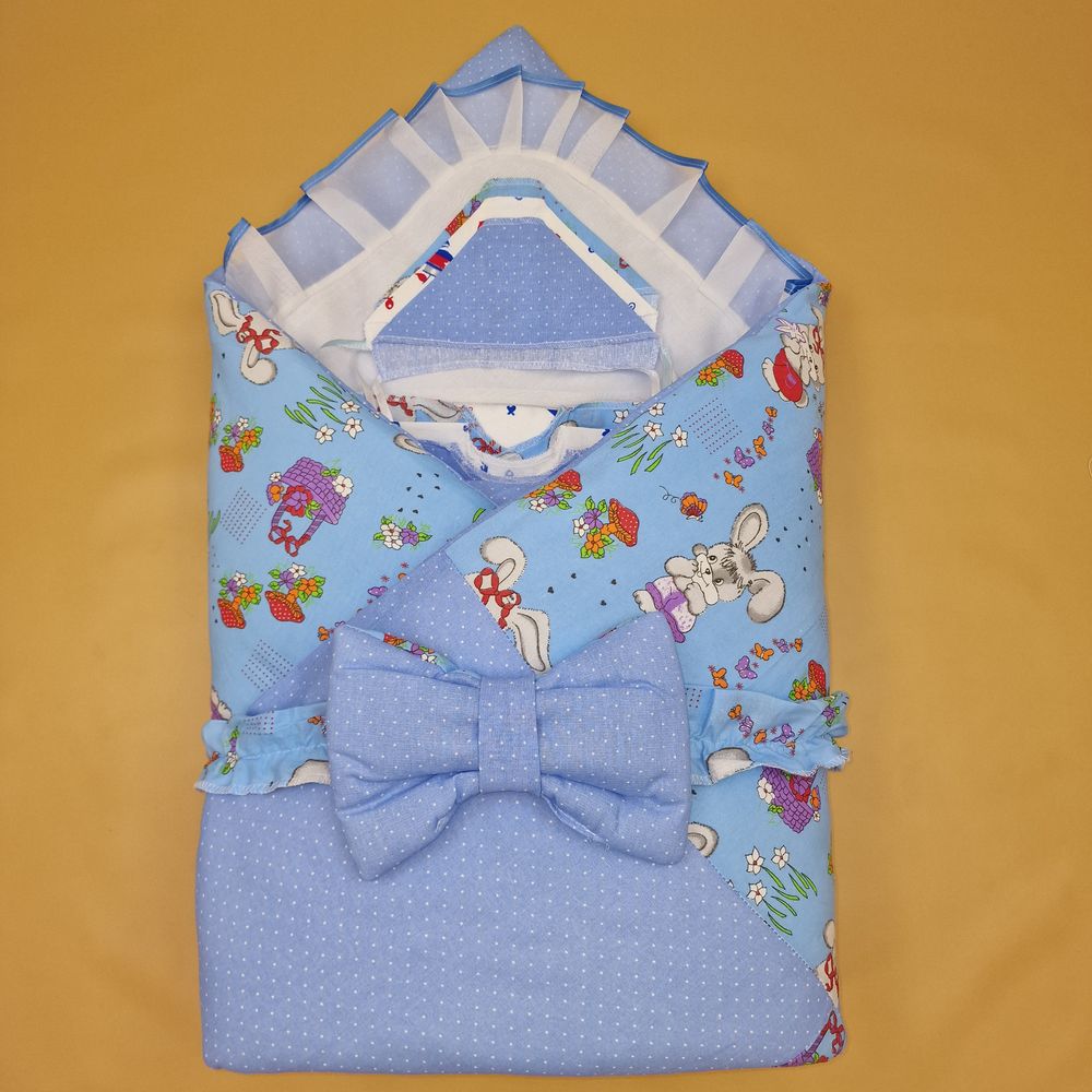 Комплект на выписку 12 пр: одеяло+пододеяльник+уголок+2 пеленки+3 распашонки+3 чепчика+бант артикул анонс 1879б-2-1_о_14