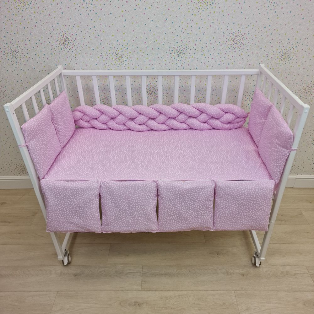 Картинка Бортик - "Коса 4х" + 8 подушек по всему периметру кроватки (бязь + синтепух/синтепон) (№991б) цвета в ассортименте от магазина Мир детей Товары для Новорожденных