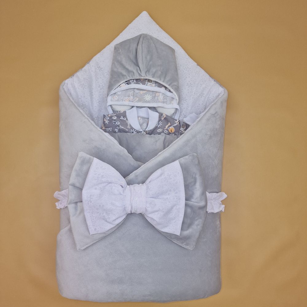 Комплект на выписку 6 пр: одеяло+комбинезон+шапочка+чепчик+рукавички+бант артикул анонс 1886в-0-2_о_05