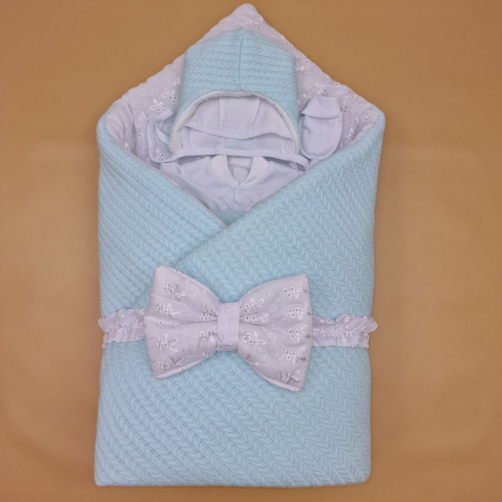 Комплект на выписку 6 пр: одеяло+комбинезон+шапочка+чепчик+рукавички+бант артикул анонс 1886вз-1-1_о_09