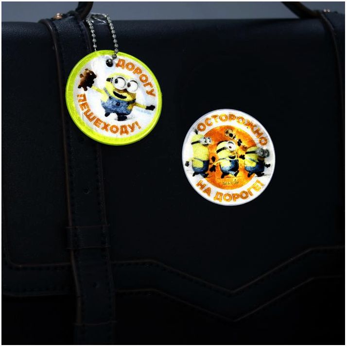 Набор светоотражающий брелок и наклейка 