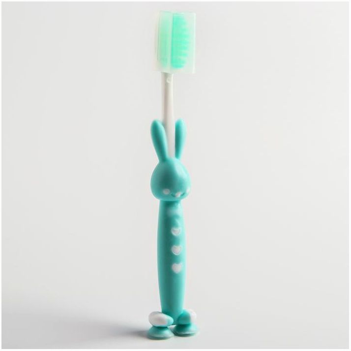 Детская зубная щетка на присоске «Зайка», с защитным колпачком (нейлон), цвет МИКС артикул анонс 4478236