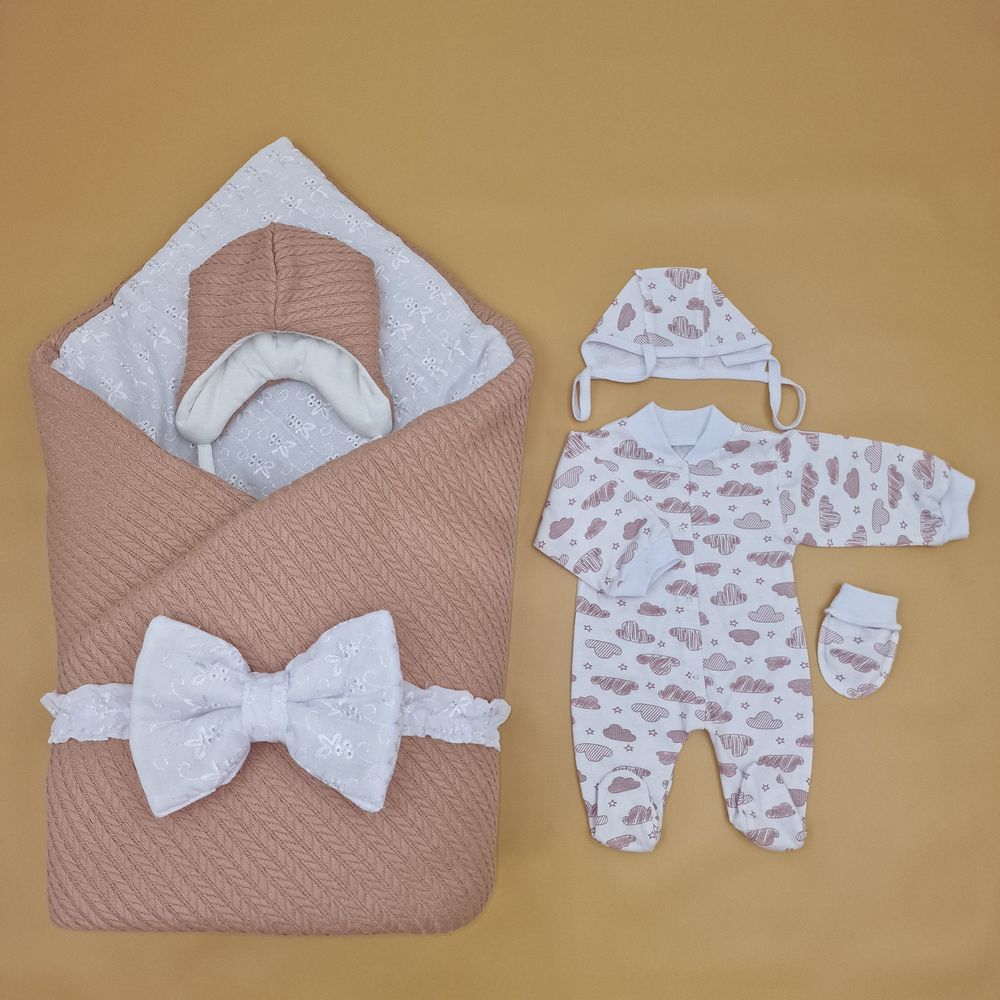 Картинка Конверт комплект на выписку 6 пр: одеяло+комбинезон+шапочка+чепчик+рукавички+бант (№1886вз-1-1_о) цвета в ассортименте от магазина Мир детей Товары для Новорожденных