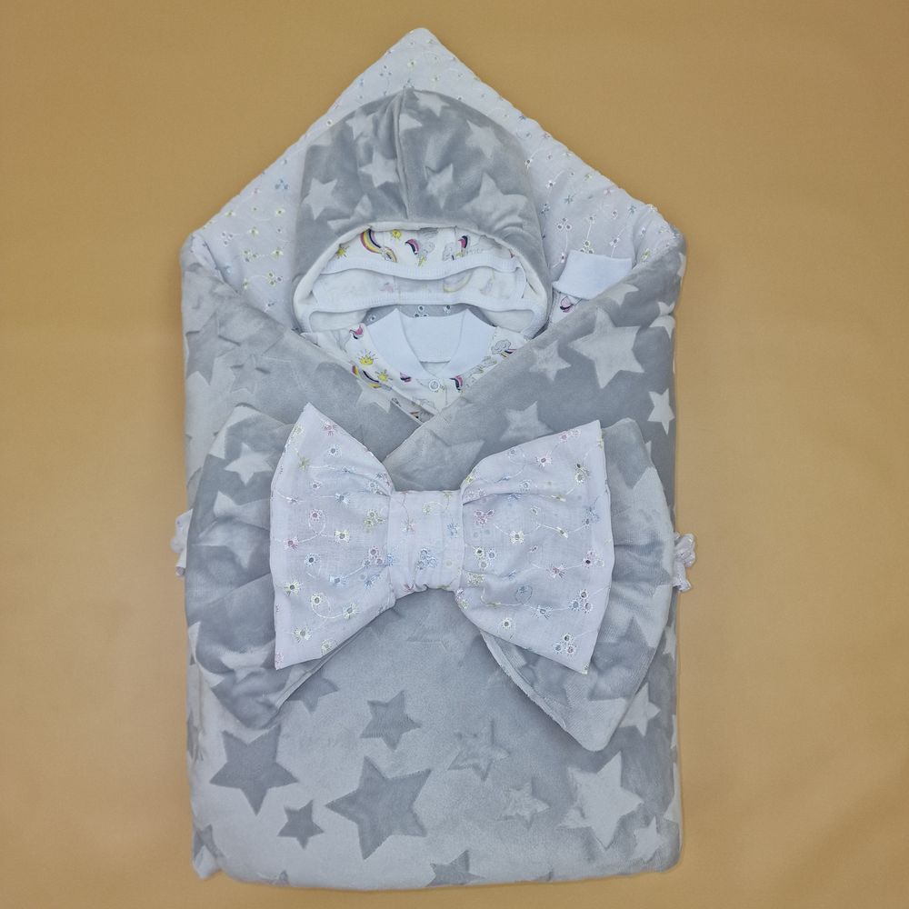 Комплект на выписку 6 пр: одеяло+комбинезон+шапочка+чепчик+рукавички+бант артикул анонс 1886в-0-1_о_21