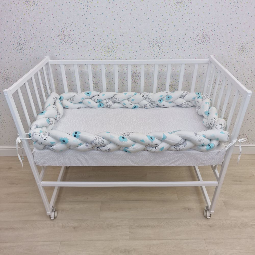 Картинка Бортик - "Коса 3х" по всему периметру кроватки (сатин + синтепух) (№988с) цвета в ассортименте от магазина Мир детей Товары для Новорожденных