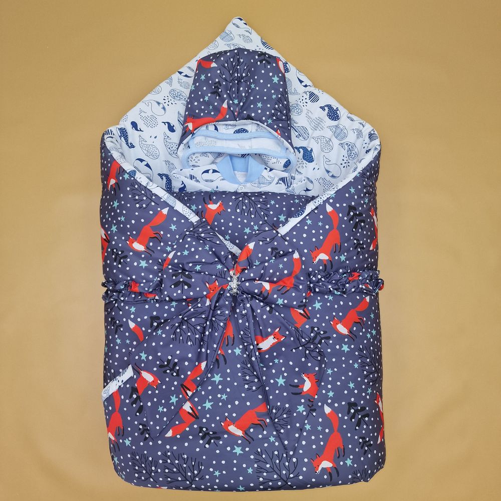 Комплект на выписку 5 пр: одеяло+комбинезон+шапочка+чепчик+бант артикул анонс 1892д-2-2_к_51