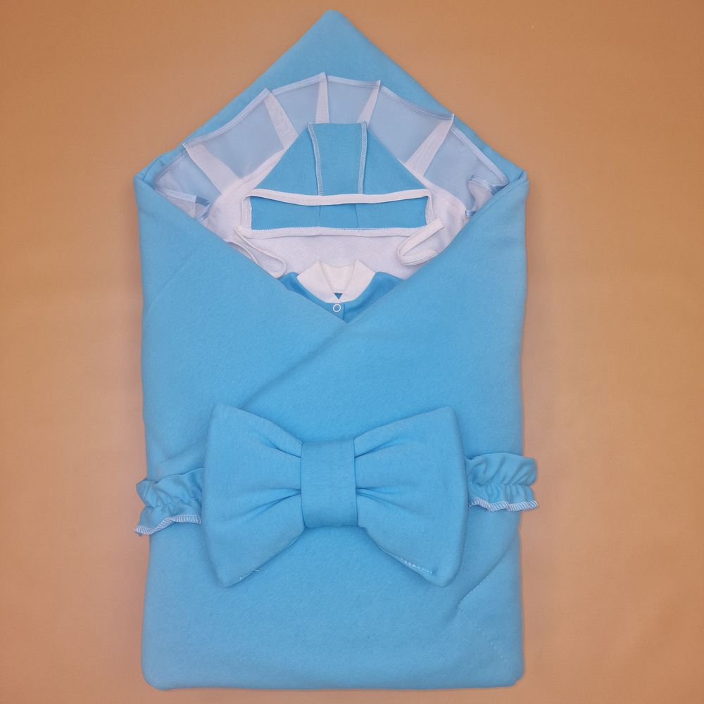 Комплект на выписку 5 пр: одеяло+уголок+комбинезон+чепчик+бант артикул анонс 1893к-0-1_к_09