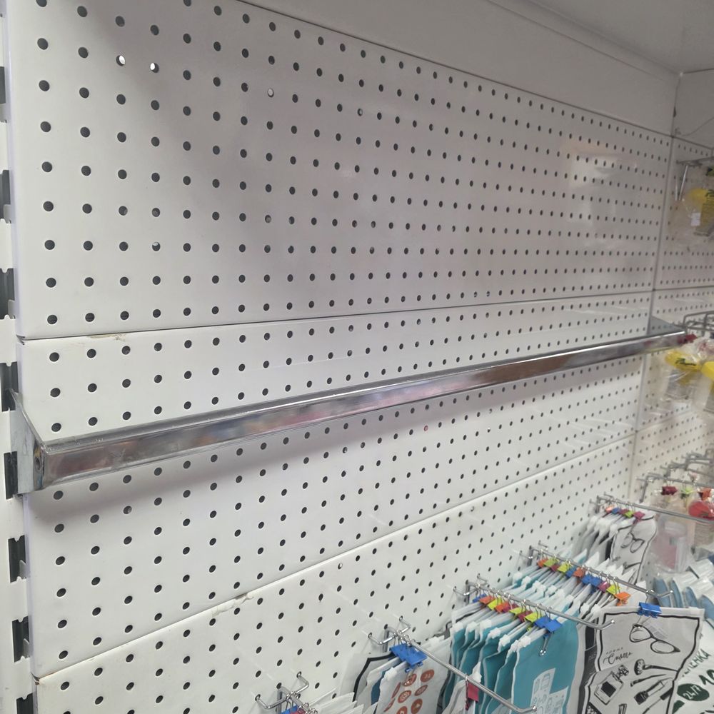 № Пвеш2 Вешало торговое  на стеллаж водолей (длина 1 м) под крючки