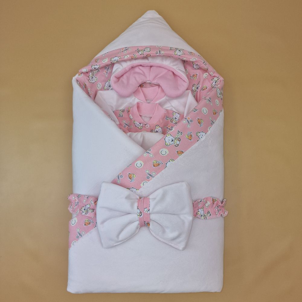 Картинка Конверт комплект на выписку 7 пр: одеяло+уголок+конверт+кофточка+шапочка+ползунки+бант (№1884в-1-2_о) цвета в ассортименте от магазина Мир детей Товары для Новорожденных
