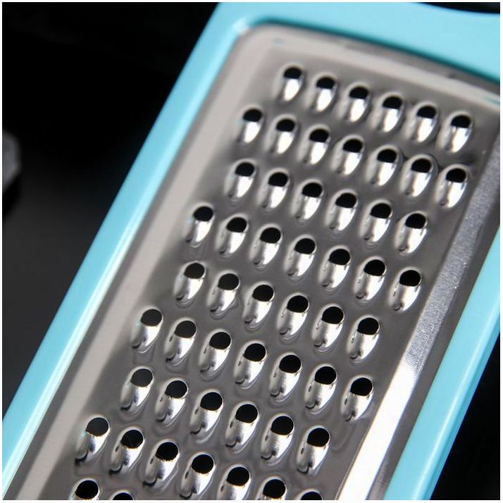 Картинка Тёрка с контейнером для детского питания Доляна «Алиса», 13?6?4 см, АБС-пластик, цвет МИКС (№3945477) от магазина Мир детей Товары для Новорожденных