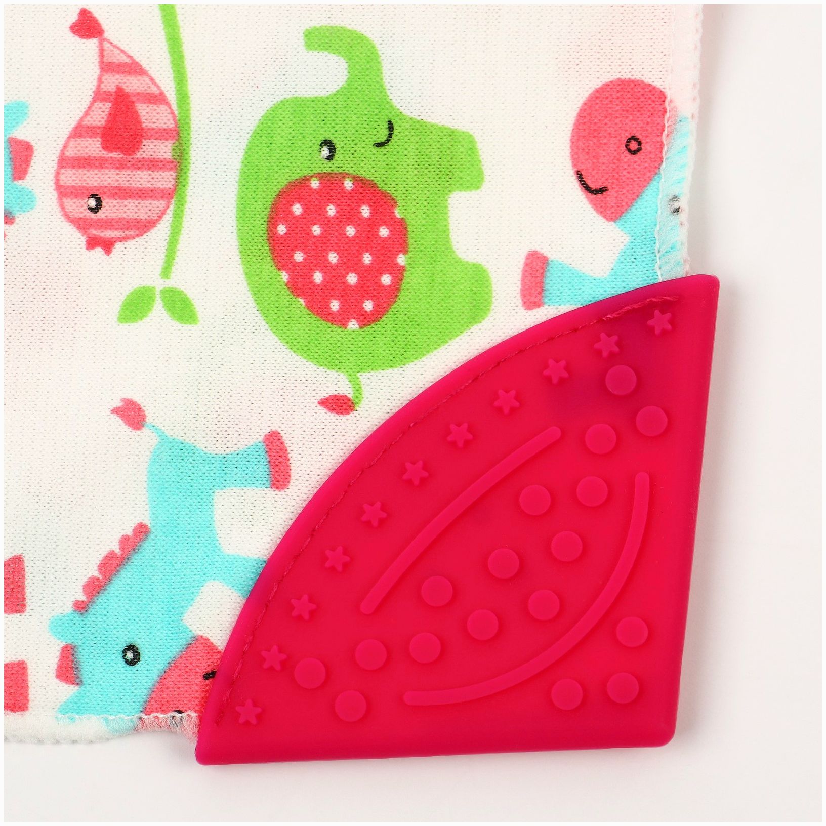 Картинка Нагрудник-бандана/слюнявчик непромокаемый с прорезывателем на кнопке, цвет розовый, МИКС (№4405120) от магазина Мир детей Товары для Новорожденных