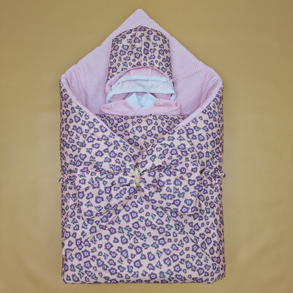 Комплект на выписку 5 пр: одеяло+комбинезон+шапочка+чепчик+бант артикул анонс 1892д-2-2_к_47