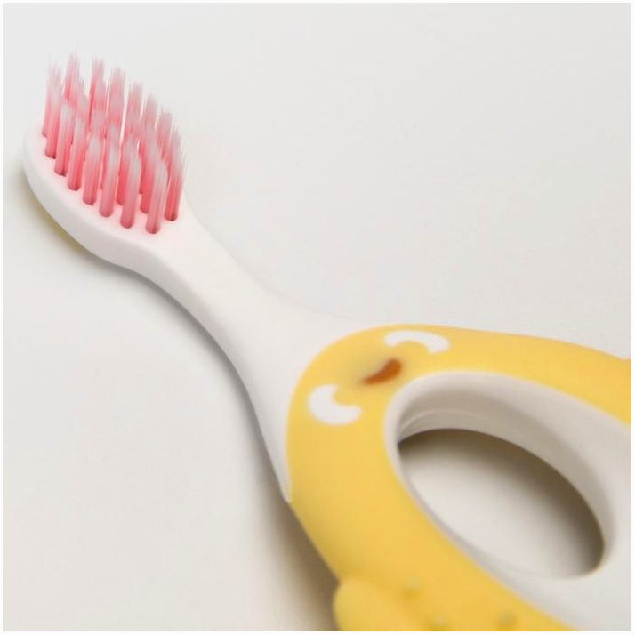Картинка Детская зубная щетка, нейлон, с ограничителем, цвет желтый (№6913485) от магазина Мир детей Товары для Новорожденных