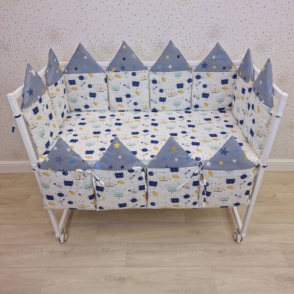 Картинка Бортик из 12 подушек по всему периметру кроватки (бязь + синтепон) "Домики" (№955) цвета в ассортименте от магазина Мир детей Товары для Новорожденных