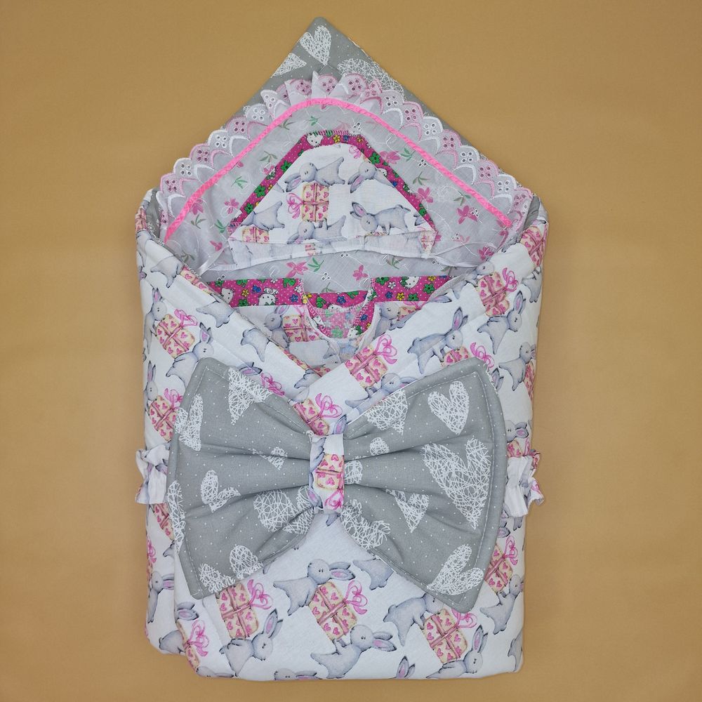 Комплект на выписку 7 пр: одеяло+уголок+пеленка+2 распашонки+чепчик+бант артикул анонс 1880б-2-1_о_02