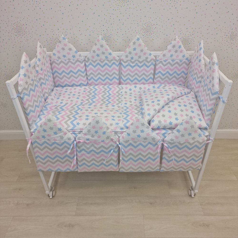 Картинка КПБ 17 пр (борт + пододеяльник + одеяло + наволочка + подушка + простынь (бязь) "Домики" (№1127-2-1бб) цвета в ассортименте от магазина Мир детей Товары для Новорожденных