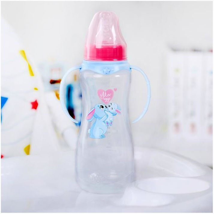 № 4822607 Бутылочку «Зайки: мамы и малыши», классическое горло, 250 мл., от 0 мес., приталенная, с ручками