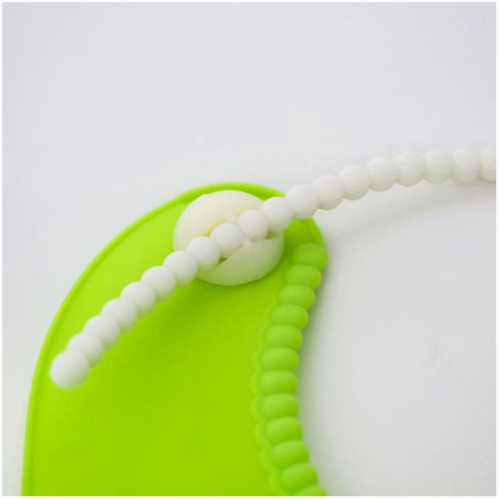 № 2357271 Нагрудник для кормления силиконовый с карманом, цвет зелёный