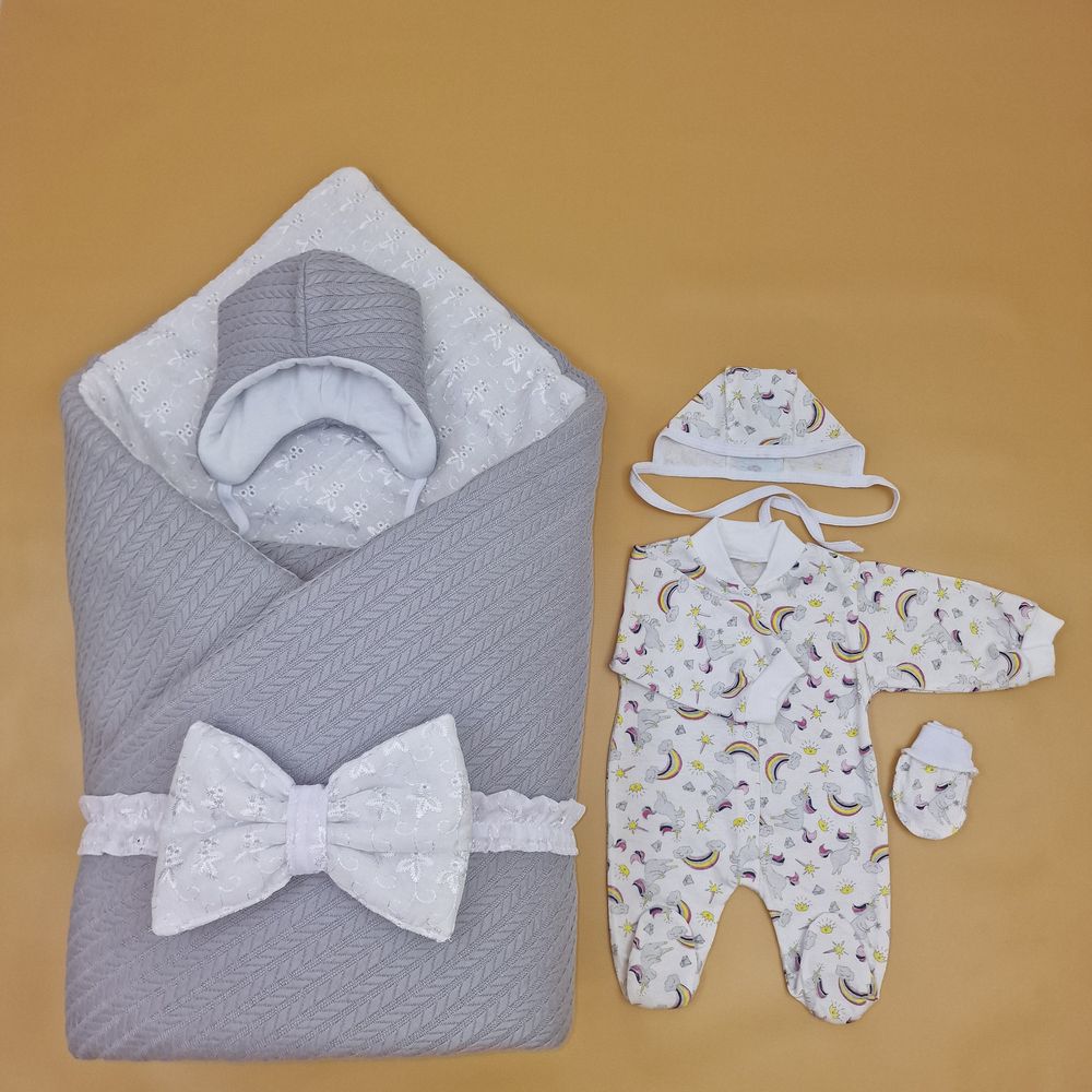 Комплект на выписку 6 пр: одеяло+комбинезон+шапочка+чепчик+рукавички+бант артикул анонс 1886вз-1-1_о_08