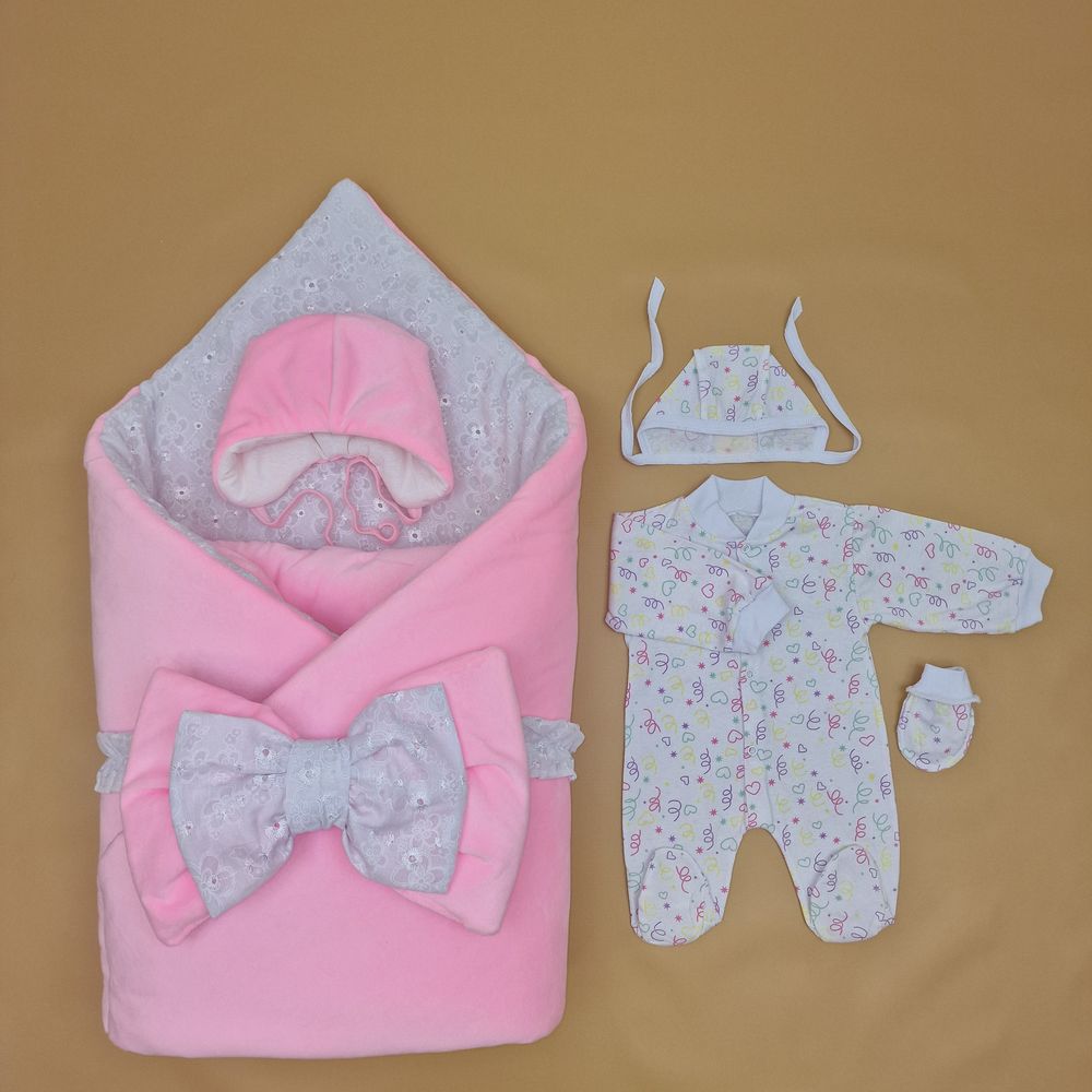 Картинка Конверт комплект на выписку 6 пр: одеяло+комбинезон+шапочка+чепчик+рукавички+бант (№1886в-0-2_о) цвета в ассортименте от магазина Мир детей Товары для Новорожденных