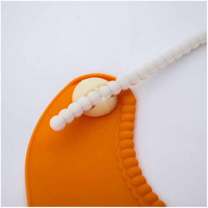 № 2357273 Нагрудник для кормления силиконовый с карманом, цвет оранжевый