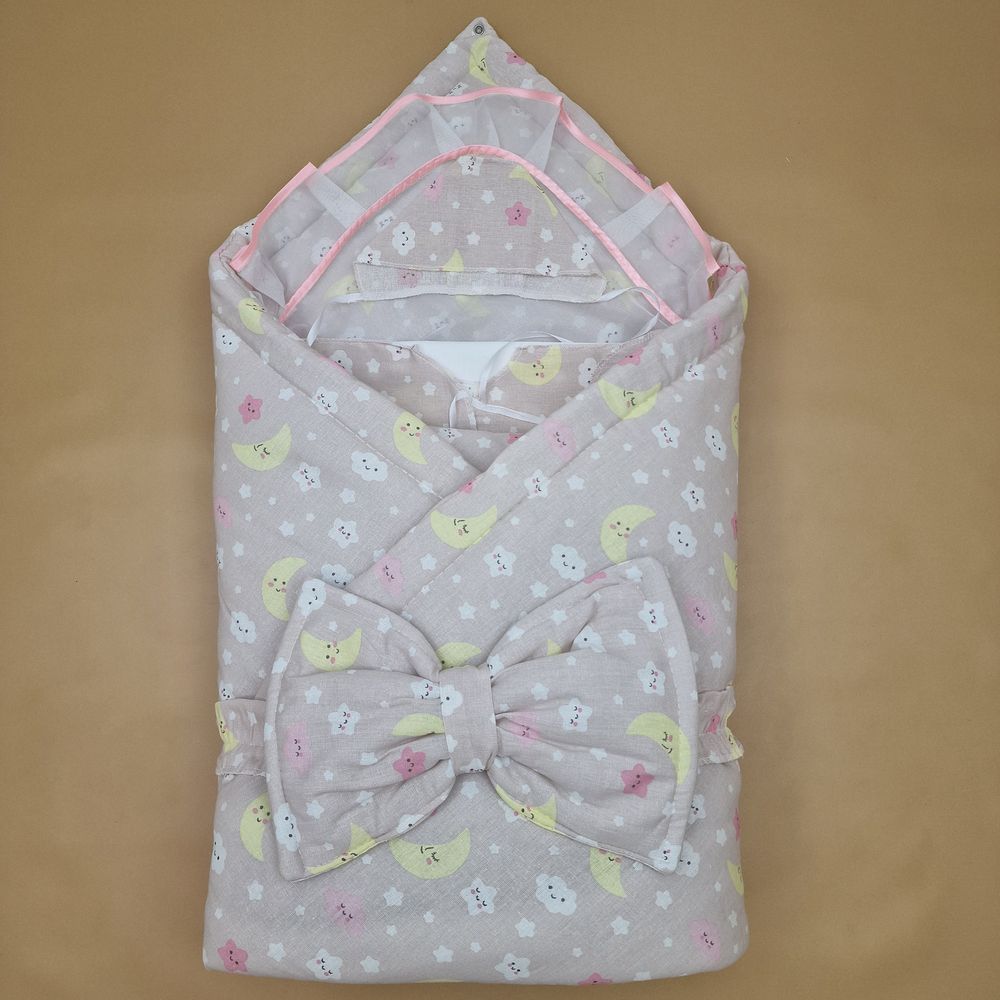 Комплект на выписку 5 пр: одеяло+уголок+пеленка+распашонка+чепчик+бант-подушка артикул анонс 1890б-1-1_к_04