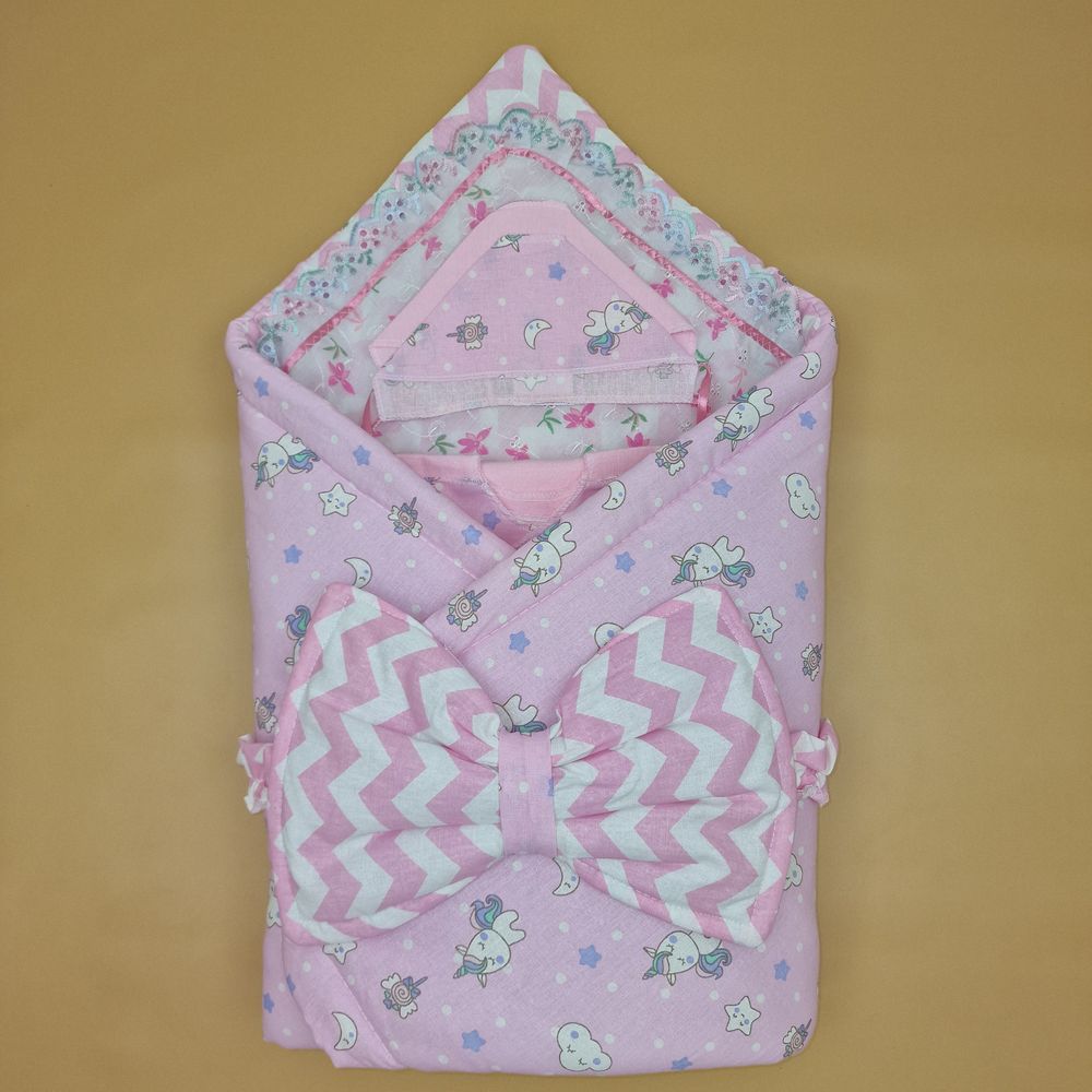 Картинка Конверт комплект на выписку 7 пр: одеяло+уголок+пеленка+2 распашонки+чепчик+бант (№1880б-2-1_о) цвета в ассортименте от магазина Мир детей Товары для Новорожденных