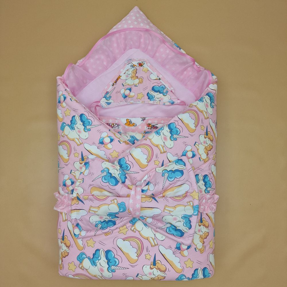 Комплект на выписку 12 пр: одеяло+пододеяльник+уголок+2 пеленки+3 распашонки+3 чепчика+бант артикул анонс 1878б-2-1_о_17