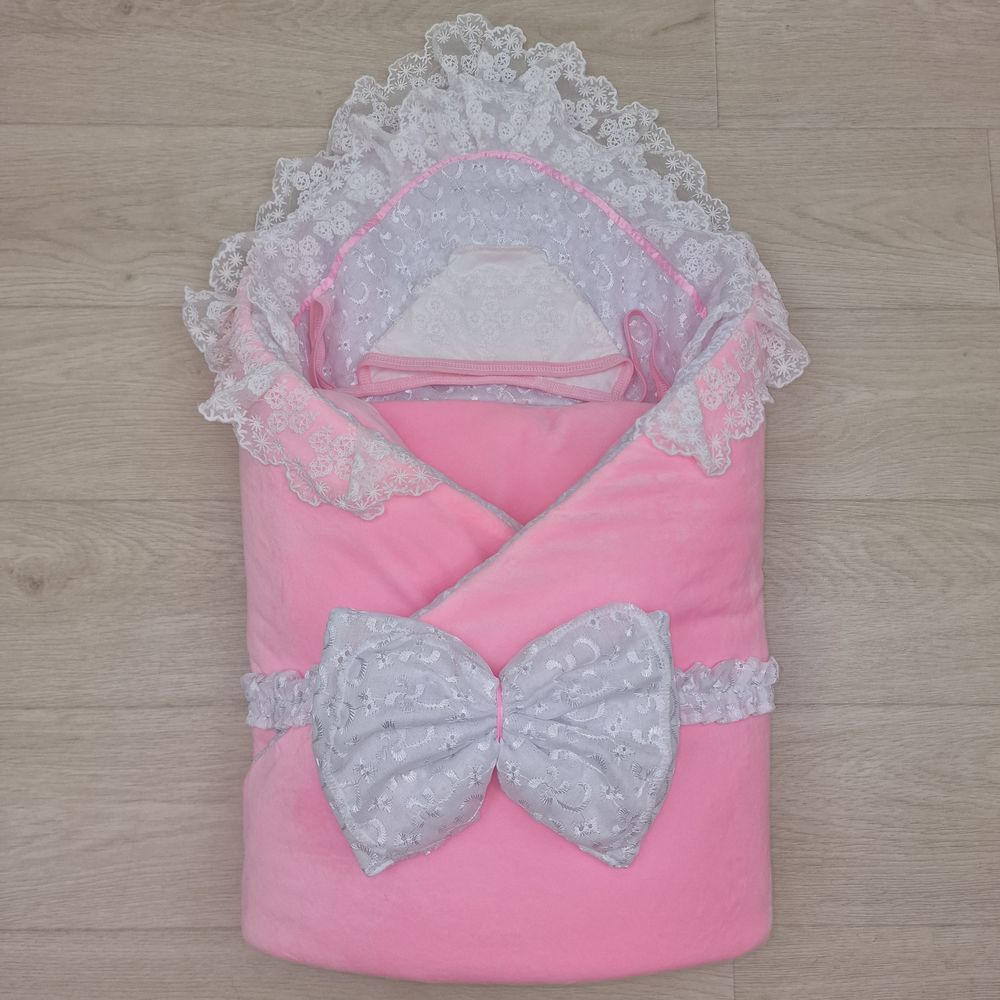 Картинка Конверт комплект на выписку 4 пр: одеяло+уголок+чепчик+бант (№1867в-0-2_к) цвета в ассортименте от магазина Мир детей Товары для Новорожденных