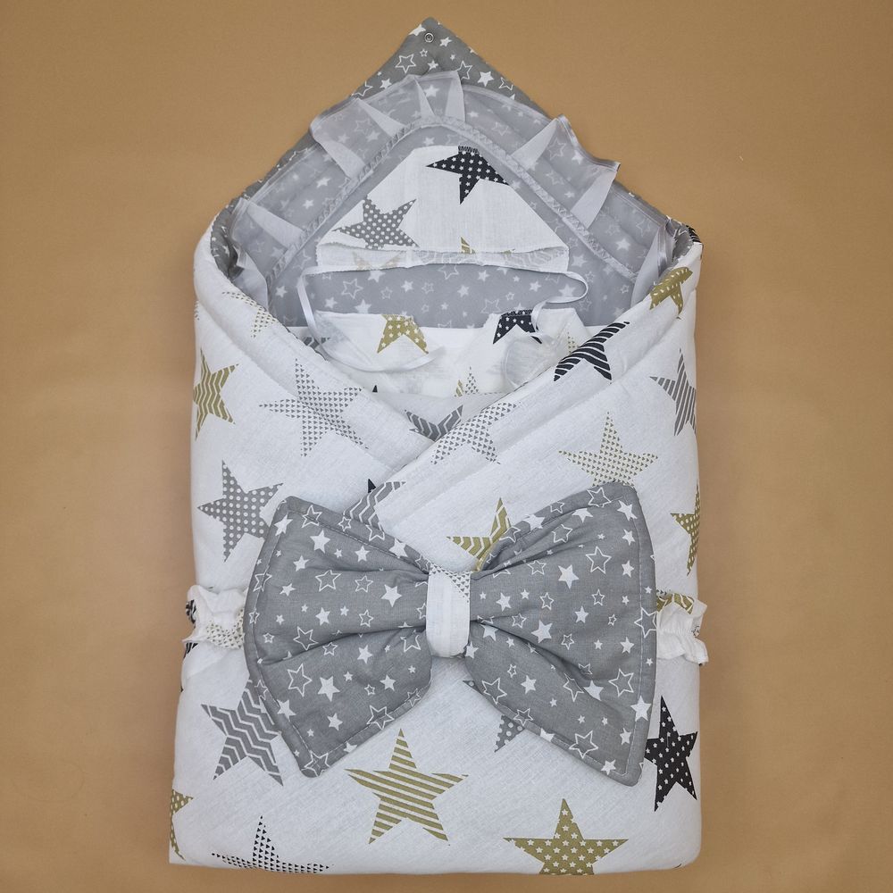 Комплект на выписку 5 пр: одеяло+уголок+пеленка+распашонка+чепчик+бант-подушка артикул анонс 1890б-1-1_к