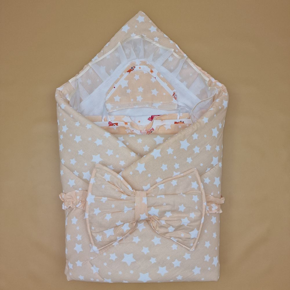 Комплект на выписку 11 пр: одеяло+уголок+2 пеленки+3 распашонки+3 чепчика+бант артикул анонс 1887б-2-2_о_03