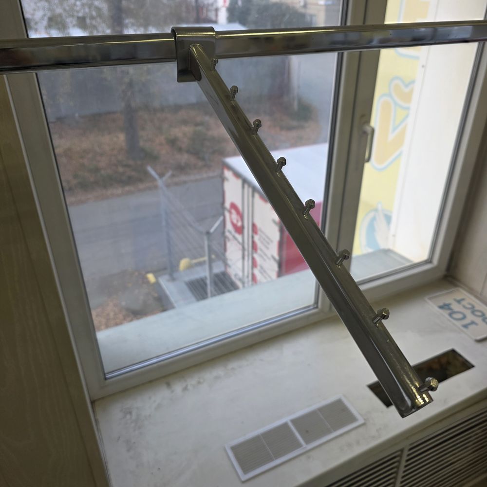 Картинка Крючок на овальную трубу (№КрючОвал) от магазина Мир детей Товары для Новорожденных