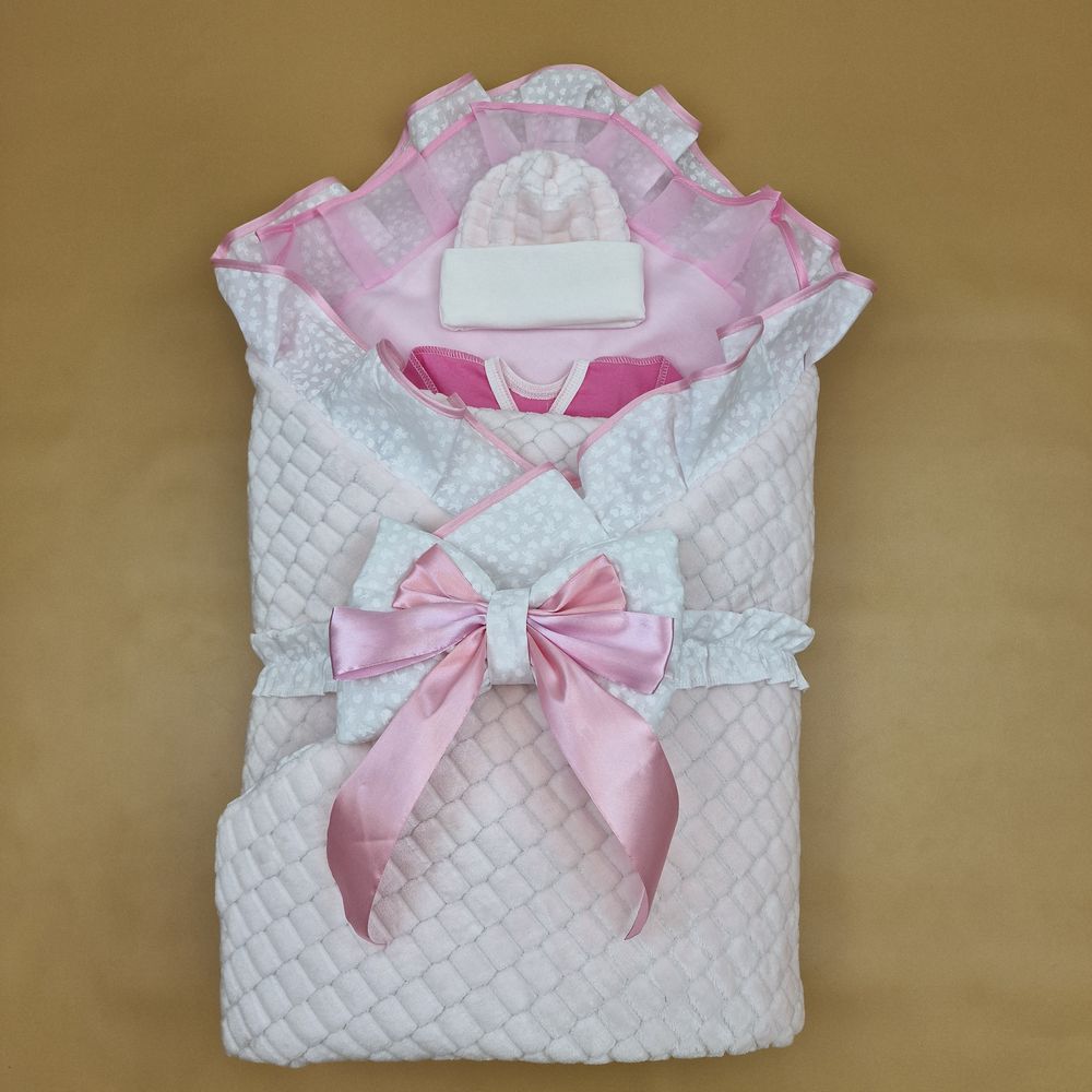 Комплект на выписку 7 пр: одеяло+уголок+ползунки+пеленка+распашонка+шапочка+бант (двухсторонний) артикул анонс 1877в-1-1_о_13