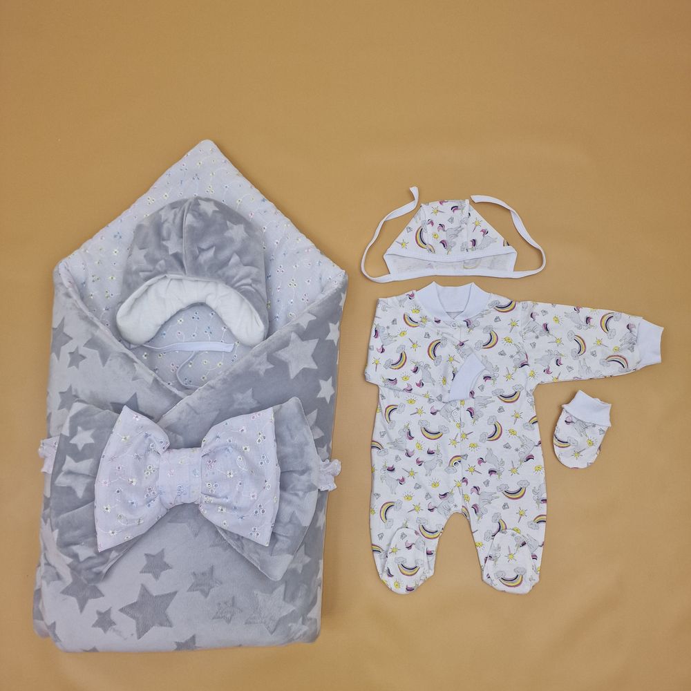 Комплект на выписку 6 пр: одеяло+комбинезон+шапочка+чепчик+рукавички+бант артикул анонс 1886в-0-1_о_22
