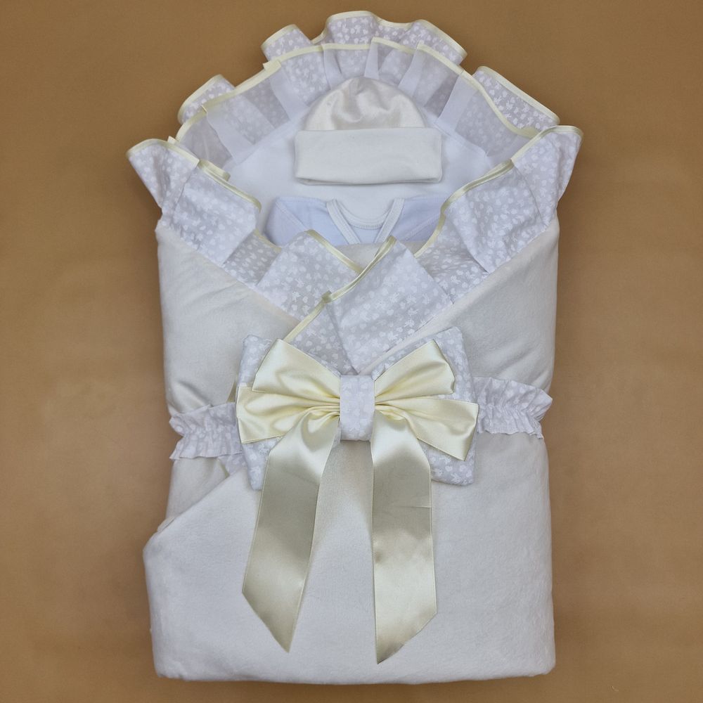 Комплект на выписку 7 пр: одеяло+уголок+ползунки+пеленка+распашонка+шапочка+бант (двухсторонний) артикул анонс 1877в-1-1_о_17