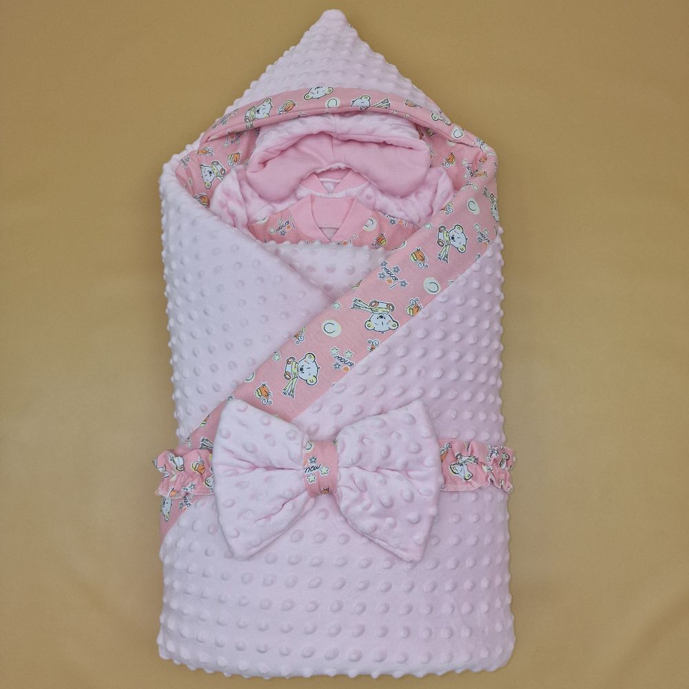 Комплект на выписку 7 пр: одеяло+уголок+конверт+кофточка+шапочка+ползунки+бант артикул анонс 1884в-1-1_о_07