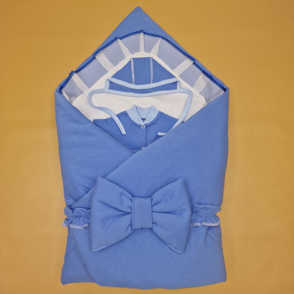 Картинка Конверт комплект на выписку 5 пр: одеяло+уголок+комбинезон+чепчик+бант (№1893к-0-1_к) цвета в ассортименте от магазина Мир детей Товары для Новорожденных