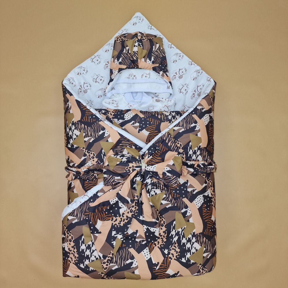 Комплект на выписку 5 пр: одеяло+комбинезон+шапочка+чепчик+бант артикул анонс 1892д-2-2_к_43