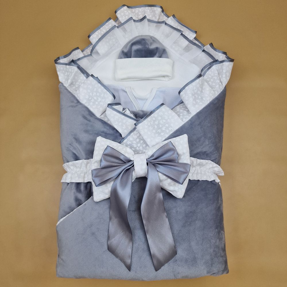 Комплект на выписку 7 пр: одеяло+уголок+ползунки+пеленка+распашонка+шапочка+бант (двухсторонний) артикул анонс 1877в-1-1_о_07