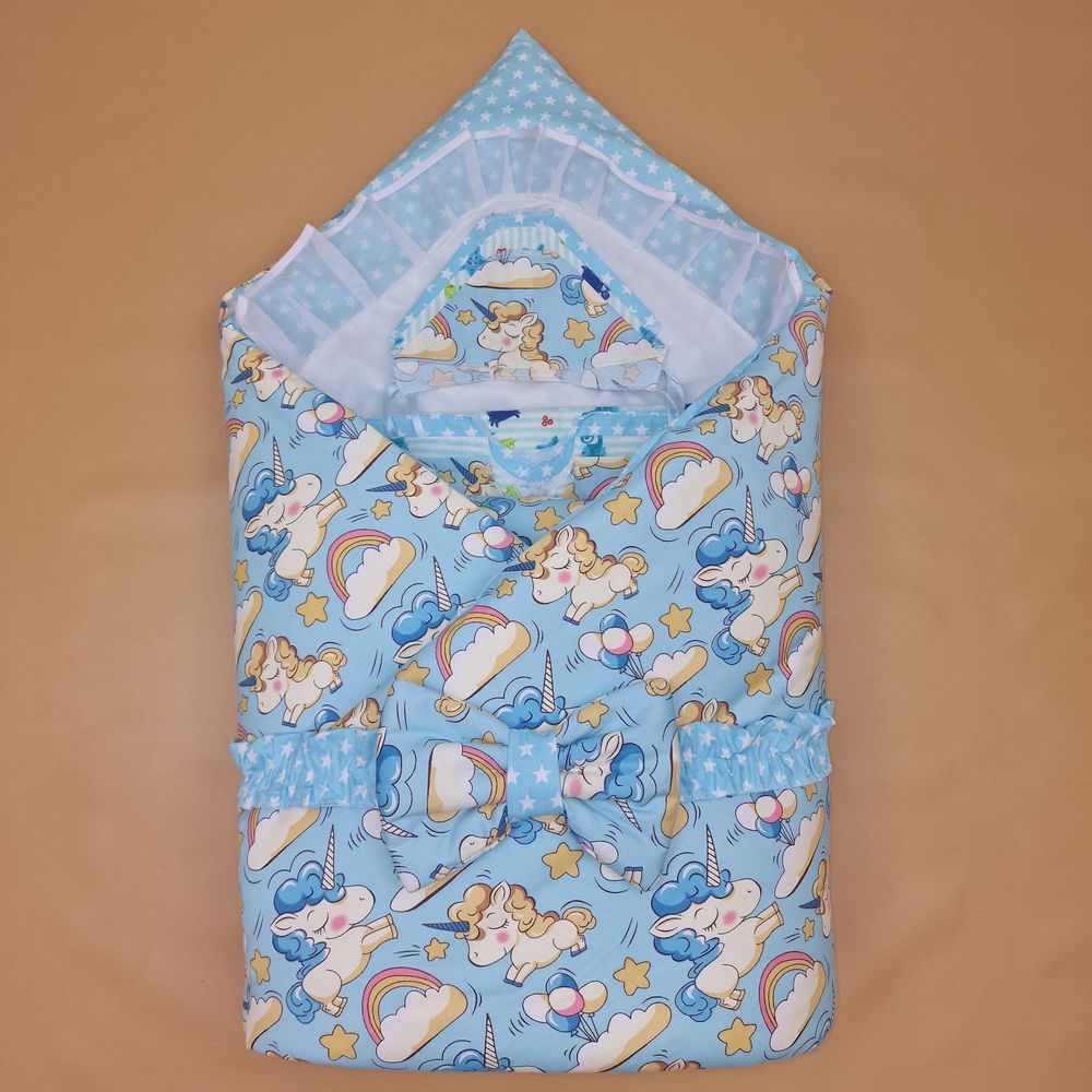 Картинка Конверт комплект на выписку 12 пр: одеяло+пододеяльник+уголок+2 пеленки+3 распашонки+3 чепчика+бант (№1878с-2-2_о) цвета в ассортименте от магазина Мир детей Товары для Новорожденных