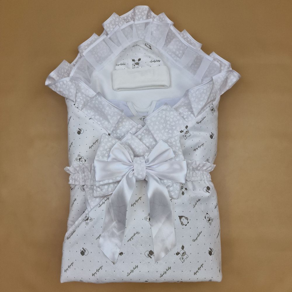 Комплект на выписку 7 пр: одеяло+уголок+ползунки+пеленка+распашонка+шапочка+бант (двухсторонний) артикул анонс 1877в-1-1_о_09