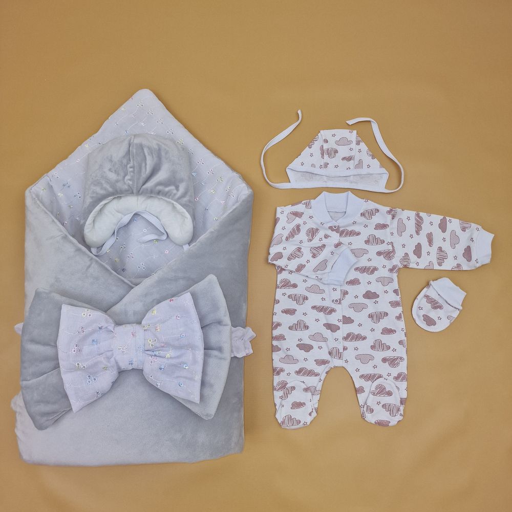 Комплект на выписку 6 пр: одеяло+комбинезон+шапочка+чепчик+рукавички+бант артикул анонс 1886в-0-1_о_20